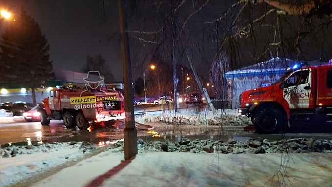 Крупный пожар произошёл в частном секторе Барнаула