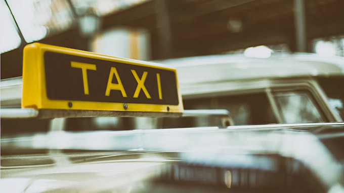 В Барнауле таксист украл у пассажирки телефон