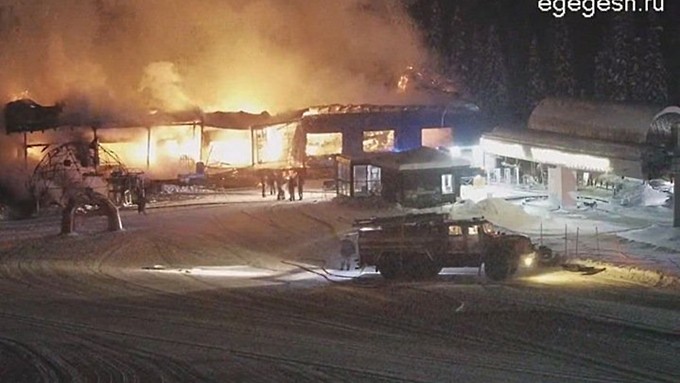 Здание с рестораном и кафе сгорело в Шерегеше