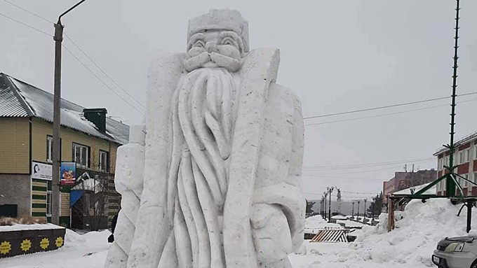 В Камне-на-Оби ночные вандалы сломали бороду снежному Деду Морозу