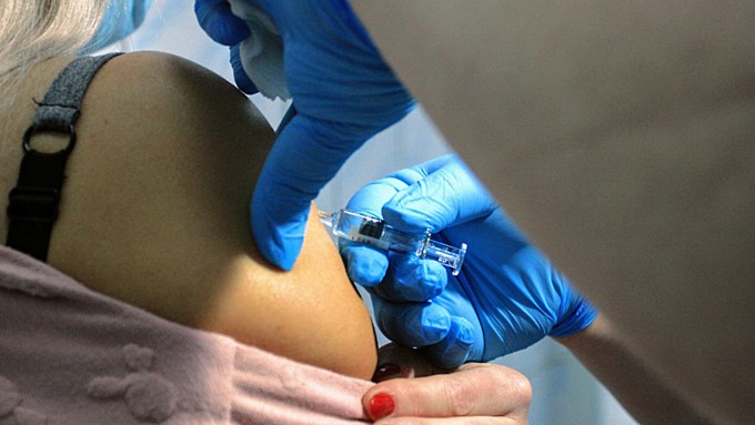Два прививочных пункта закроют в Барнауле из-за снижения спроса на вакцинацию
