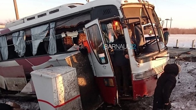 В Минздраве сообщили о состоянии пострадавших при столкновении автобуса с поездом на Алтае