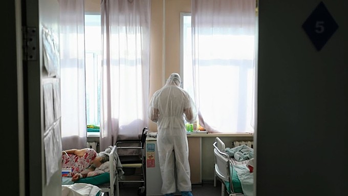 Менее тысячи человек умерли от коронавируса в России второй день подряд
