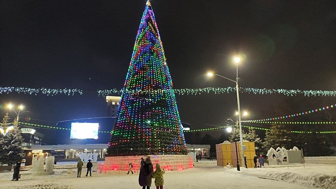 С елкой и фотозонами. Главный новогодний городок в Барнауле готов к приему гостей