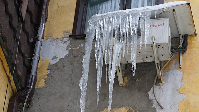 Барнаульский дом остался без газа из-за неаккуратной уборки сосулек