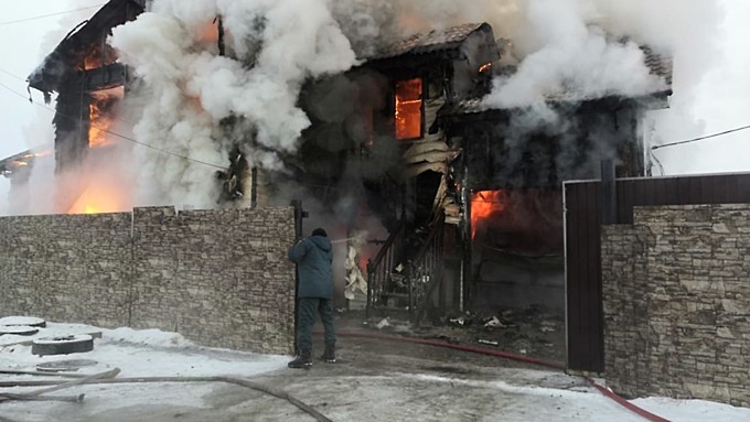 Двухэтажный дом сгорел в селе под Иркутском: погибли четверо взрослых и ребенок