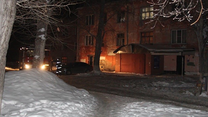 Пожар в двух квартирах многоэтажного дома произошел в Барнауле