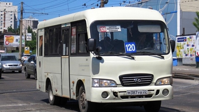 Водитель маршрутки из Барнаула накричал на пассажирку, которая хотела расплатиться картой
