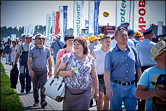 15 июль 2016 г., Барнаул Зажигательные танцы, красивые девушки, тракторы и посевы: как прошел "Всероссийский день поля" в Алтайском крае?