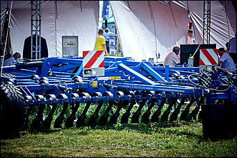 15 июль 2016 г., Барнаул Зажигательные танцы, красивые девушки, тракторы и посевы: как прошел "Всероссийский день поля" в Алтайском крае?