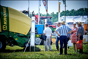 15 июль 2016 г., Барнаул Зажигательные танцы, красивые девушки, тракторы и посевы: как прошел "Всероссийский день поля" в Алтайском крае?