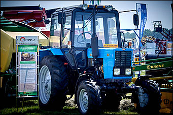 15 июль 2016 г., Барнаул Зажигательные танцы, красивые девушки, тракторы и посевы: как прошел "Всероссийский день поля" в Алтайском крае?