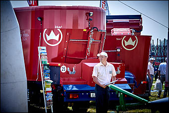 15 июль 2016 г., Барнаул Зажигательные танцы, красивые девушки, тракторы и посевы: как прошел "Всероссийский день поля" в Алтайском крае?