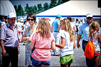 15 июль 2016 г., Барнаул Зажигательные танцы, красивые девушки, тракторы и посевы: как прошел "Всероссийский день поля" в Алтайском крае?