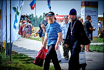 15 июль 2016 г., Барнаул Зажигательные танцы, красивые девушки, тракторы и посевы: как прошел "Всероссийский день поля" в Алтайском крае?