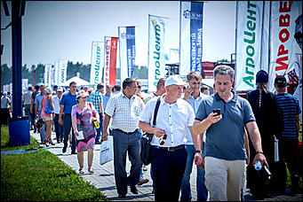 15 июль 2016 г., Барнаул Зажигательные танцы, красивые девушки, тракторы и посевы: как прошел "Всероссийский день поля" в Алтайском крае?