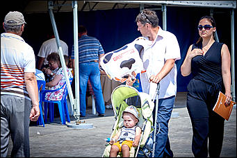 15 июль 2016 г., Барнаул Зажигательные танцы, красивые девушки, тракторы и посевы: как прошел "Всероссийский день поля" в Алтайском крае?