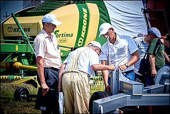 15 июль 2016 г., Барнаул Зажигательные танцы, красивые девушки, тракторы и посевы: как прошел "Всероссийский день поля" в Алтайском крае?