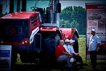 15 июль 2016 г., Барнаул Зажигательные танцы, красивые девушки, тракторы и посевы: как прошел "Всероссийский день поля" в Алтайском крае?