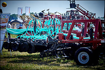 15 июль 2016 г., Барнаул Зажигательные танцы, красивые девушки, тракторы и посевы: как прошел "Всероссийский день поля" в Алтайском крае?