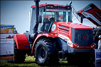 15 июль 2016 г., Барнаул Зажигательные танцы, красивые девушки, тракторы и посевы: как прошел "Всероссийский день поля" в Алтайском крае?