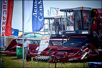 15 июль 2016 г., Барнаул Зажигательные танцы, красивые девушки, тракторы и посевы: как прошел "Всероссийский день поля" в Алтайском крае?