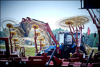 15 июль 2016 г., Барнаул Зажигательные танцы, красивые девушки, тракторы и посевы: как прошел "Всероссийский день поля" в Алтайском крае?