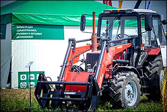 15 июль 2016 г., Барнаул Зажигательные танцы, красивые девушки, тракторы и посевы: как прошел "Всероссийский день поля" в Алтайском крае?