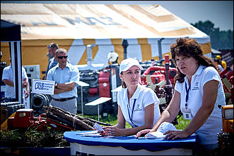 15 июль 2016 г., Барнаул Зажигательные танцы, красивые девушки, тракторы и посевы: как прошел "Всероссийский день поля" в Алтайском крае?