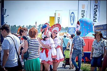 15 июль 2016 г., Барнаул Зажигательные танцы, красивые девушки, тракторы и посевы: как прошел "Всероссийский день поля" в Алтайском крае?