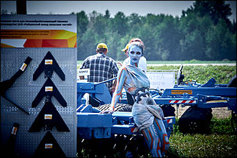 15 июль 2016 г., Барнаул Зажигательные танцы, красивые девушки, тракторы и посевы: как прошел "Всероссийский день поля" в Алтайском крае?