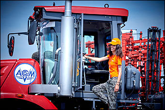 15 июль 2016 г., Барнаул Зажигательные танцы, красивые девушки, тракторы и посевы: как прошел "Всероссийский день поля" в Алтайском крае?