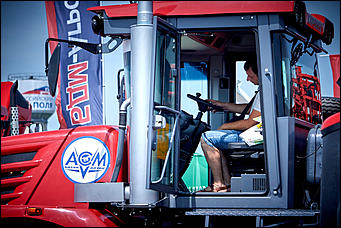 15 июль 2016 г., Барнаул Зажигательные танцы, красивые девушки, тракторы и посевы: как прошел "Всероссийский день поля" в Алтайском крае?