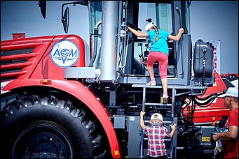 15 июль 2016 г., Барнаул Зажигательные танцы, красивые девушки, тракторы и посевы: как прошел "Всероссийский день поля" в Алтайском крае?