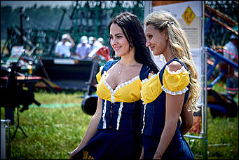 15 июль 2016 г., Барнаул Зажигательные танцы, красивые девушки, тракторы и посевы: как прошел "Всероссийский день поля" в Алтайском крае?