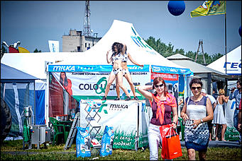 15 июль 2016 г., Барнаул Зажигательные танцы, красивые девушки, тракторы и посевы: как прошел "Всероссийский день поля" в Алтайском крае?