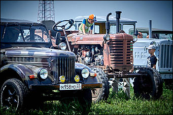15 июль 2016 г., Барнаул Зажигательные танцы, красивые девушки, тракторы и посевы: как прошел "Всероссийский день поля" в Алтайском крае?