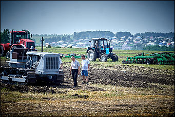 15 июль 2016 г., Барнаул Зажигательные танцы, красивые девушки, тракторы и посевы: как прошел "Всероссийский день поля" в Алтайском крае?