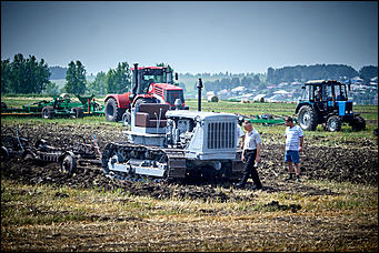 15 июль 2016 г., Барнаул Зажигательные танцы, красивые девушки, тракторы и посевы: как прошел "Всероссийский день поля" в Алтайском крае?
