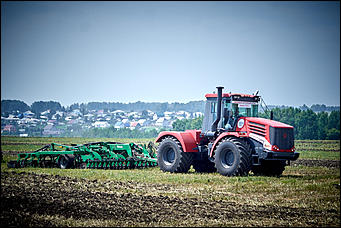 15 июль 2016 г., Барнаул Зажигательные танцы, красивые девушки, тракторы и посевы: как прошел "Всероссийский день поля" в Алтайском крае?