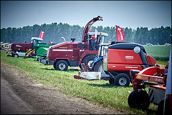 15 июль 2016 г., Барнаул Зажигательные танцы, красивые девушки, тракторы и посевы: как прошел "Всероссийский день поля" в Алтайском крае?