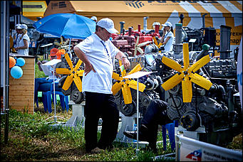 15 июль 2016 г., Барнаул Зажигательные танцы, красивые девушки, тракторы и посевы: как прошел "Всероссийский день поля" в Алтайском крае?