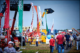 15 июль 2016 г., Барнаул Зажигательные танцы, красивые девушки, тракторы и посевы: как прошел "Всероссийский день поля" в Алтайском крае?