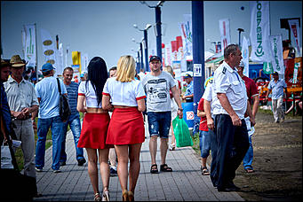 15 июль 2016 г., Барнаул Зажигательные танцы, красивые девушки, тракторы и посевы: как прошел "Всероссийский день поля" в Алтайском крае?