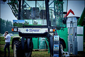 15 июль 2016 г., Барнаул Зажигательные танцы, красивые девушки, тракторы и посевы: как прошел "Всероссийский день поля" в Алтайском крае?