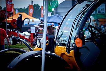 15 июль 2016 г., Барнаул Зажигательные танцы, красивые девушки, тракторы и посевы: как прошел "Всероссийский день поля" в Алтайском крае?