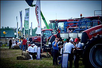 15 июль 2016 г., Барнаул Зажигательные танцы, красивые девушки, тракторы и посевы: как прошел "Всероссийский день поля" в Алтайском крае?