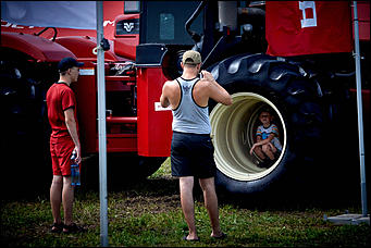 15 июль 2016 г., Барнаул Зажигательные танцы, красивые девушки, тракторы и посевы: как прошел "Всероссийский день поля" в Алтайском крае?