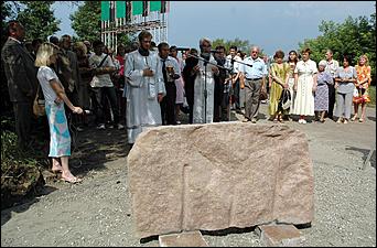 5 июля 2006 г., Барнаул   Освящение камня в фундамент Иоанно-Предтеченского храма 