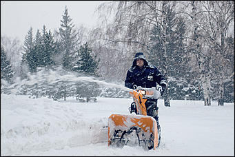 Снегопад в Барнауле    "Не выбирая места на ночлег, белыми стаями падает снег"
